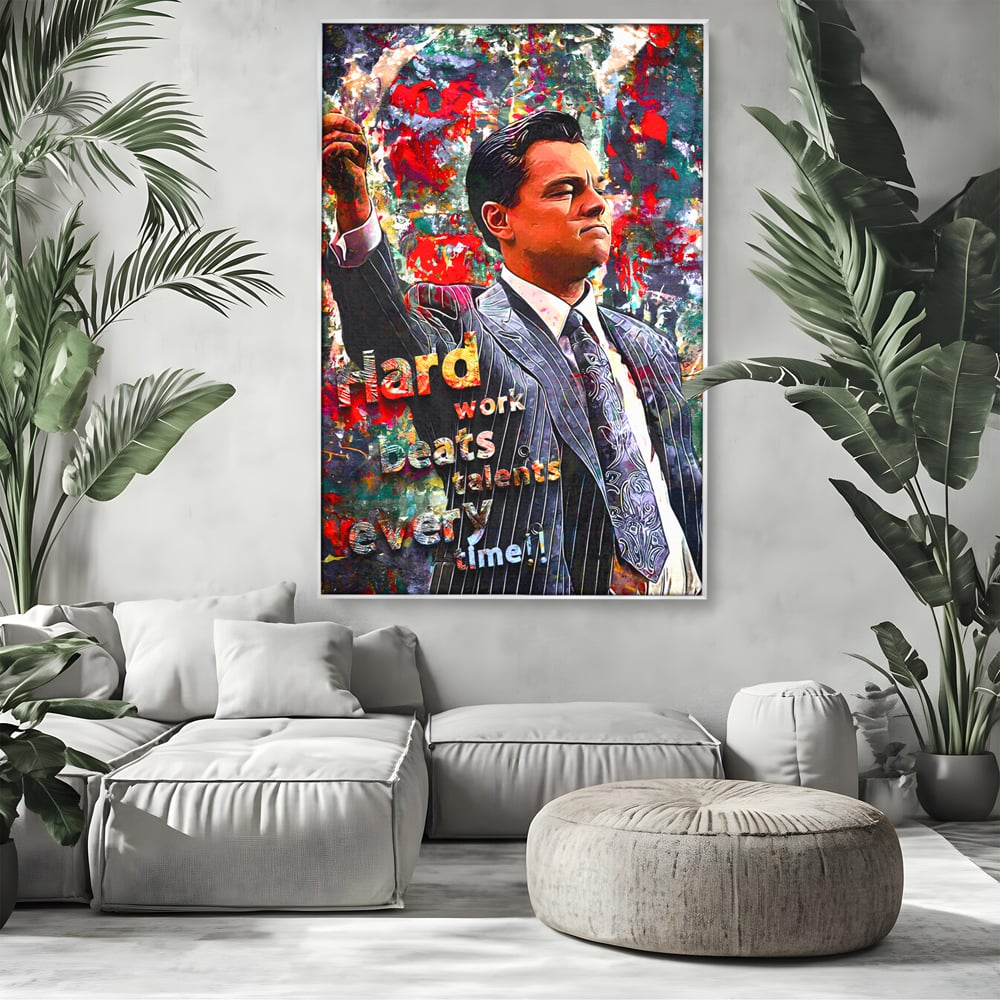 Tablou canvas cu tablou canvas cu leonardo dicaprio si mesaj motivational, in rama de aluminiu argintiu, pe perete intr-un living